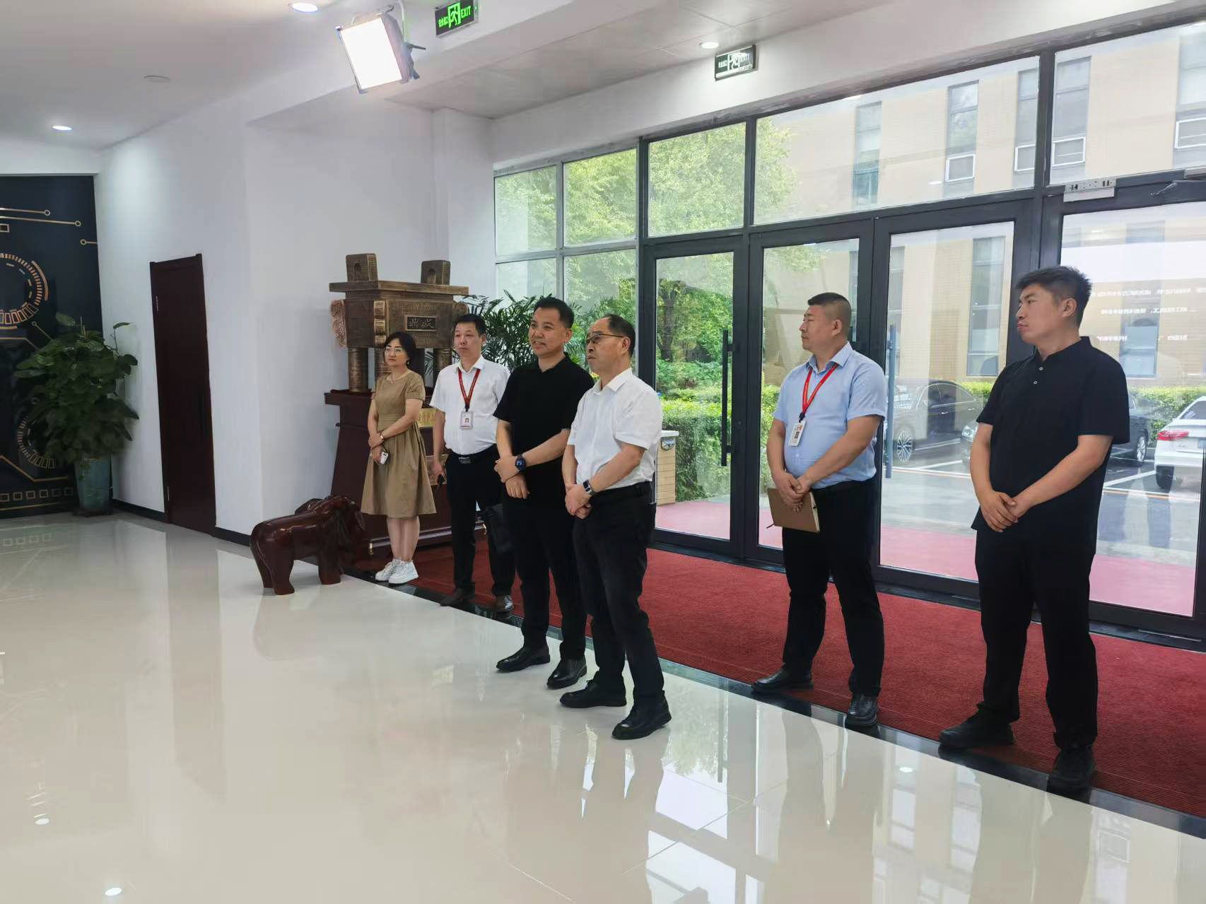 中國(guó)聯(lián)通長(zhǎng)春分公司黨委書記、總經(jīng)理張宏光一行到吉林泰華集團(tuán)調(diào)研交流